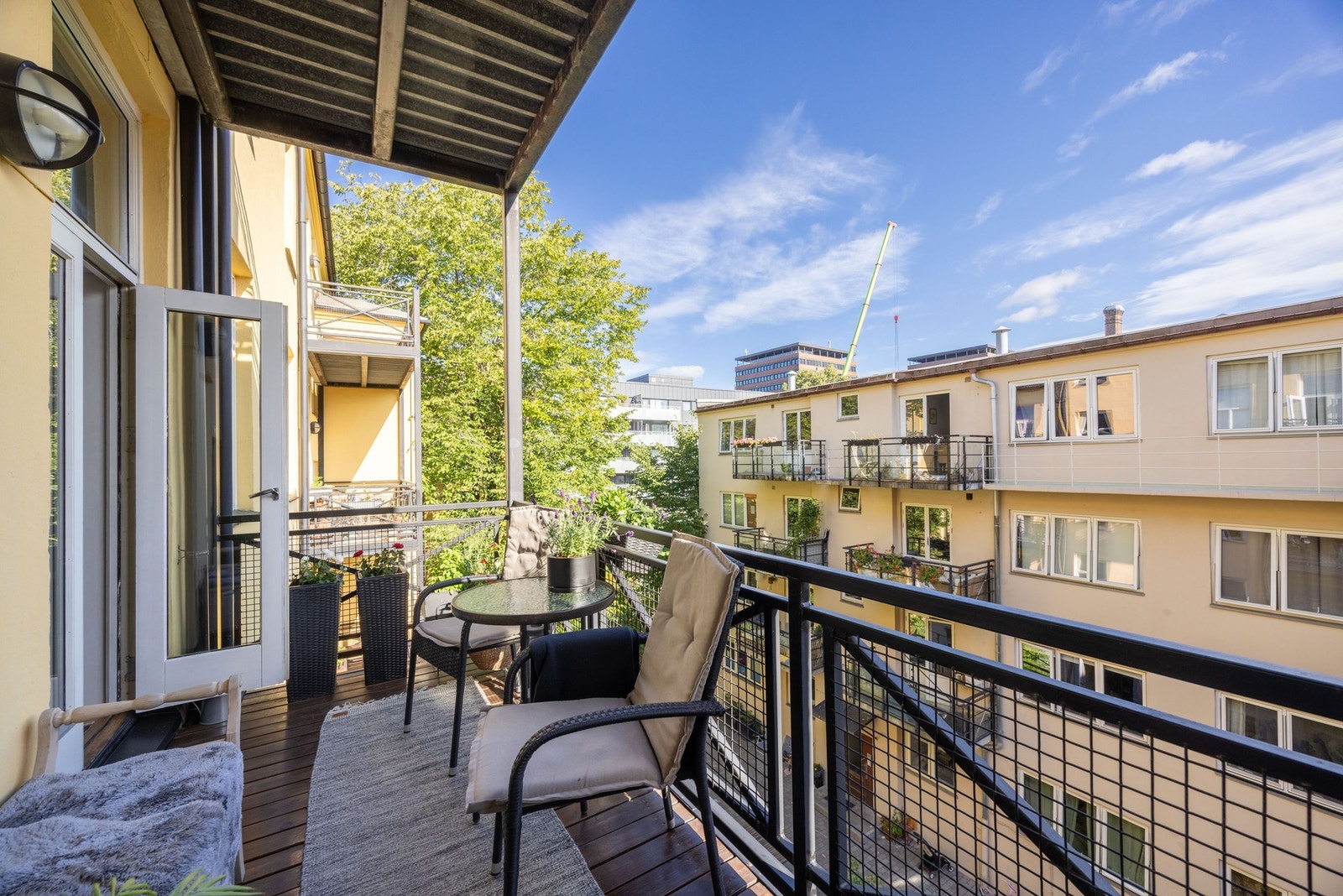 Overbygget balkong på 6,4 m² med morgensol. Galleribilde