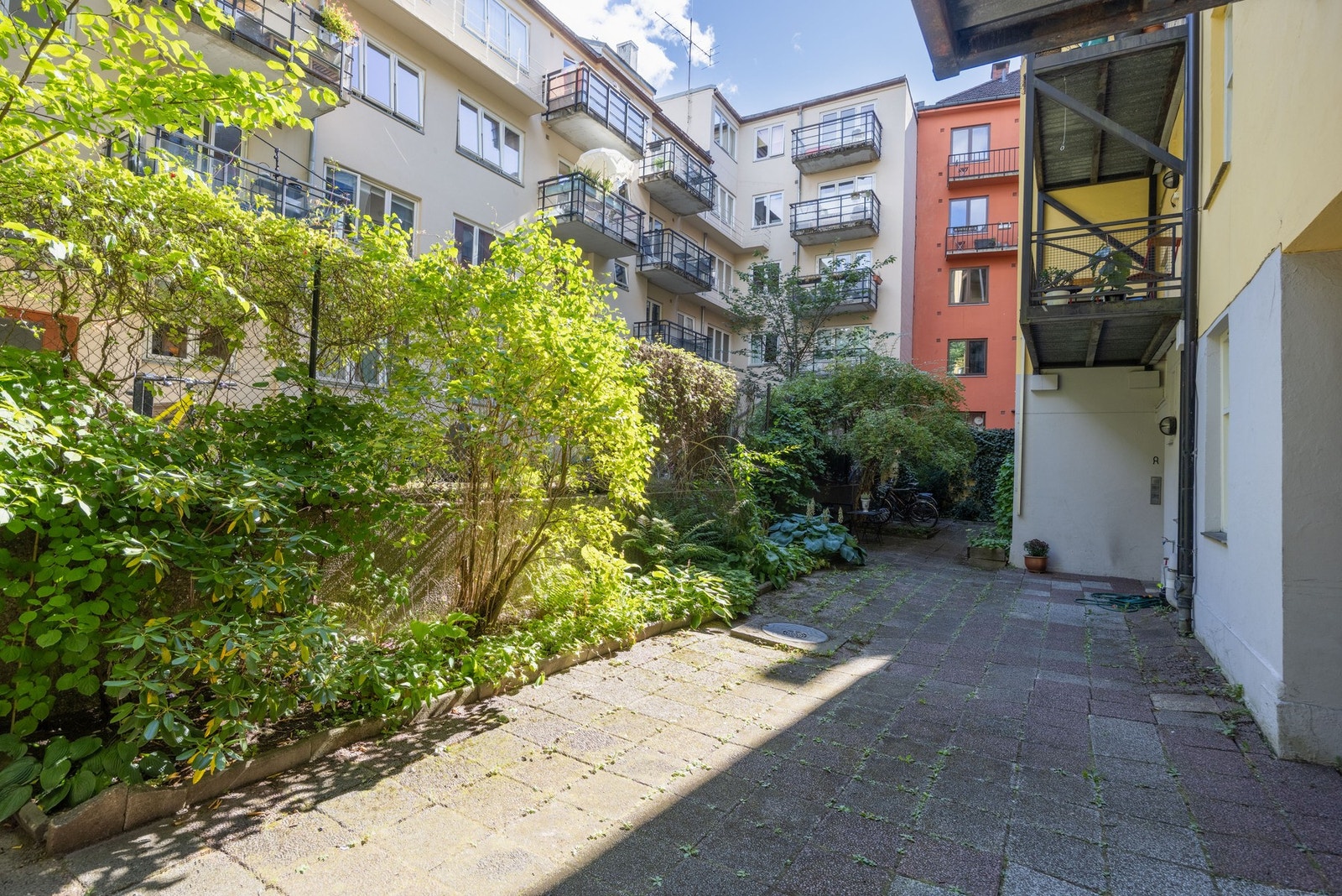 Bakgård med sykkelparkering. Galleribilde