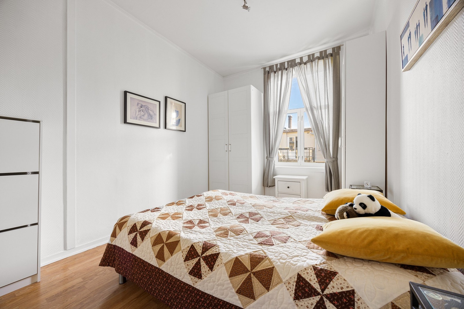 Romslig hovedsoverom med god plass til dobbeltseng og garderobeskap. Galleribilde