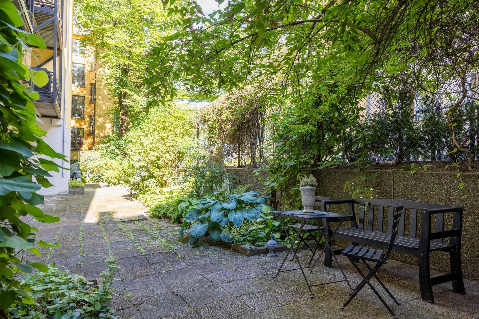 Bakgård. Galleribilde