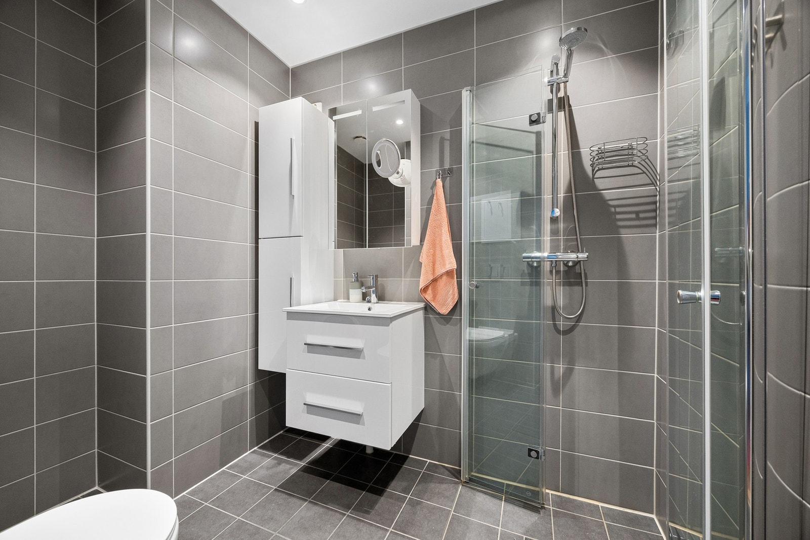 Badet ble rehabilitert i regi av Borettslaget i 2021 i forbindelse med rehabilitering av vann- og avløpsrør i bygget. Galleribilde