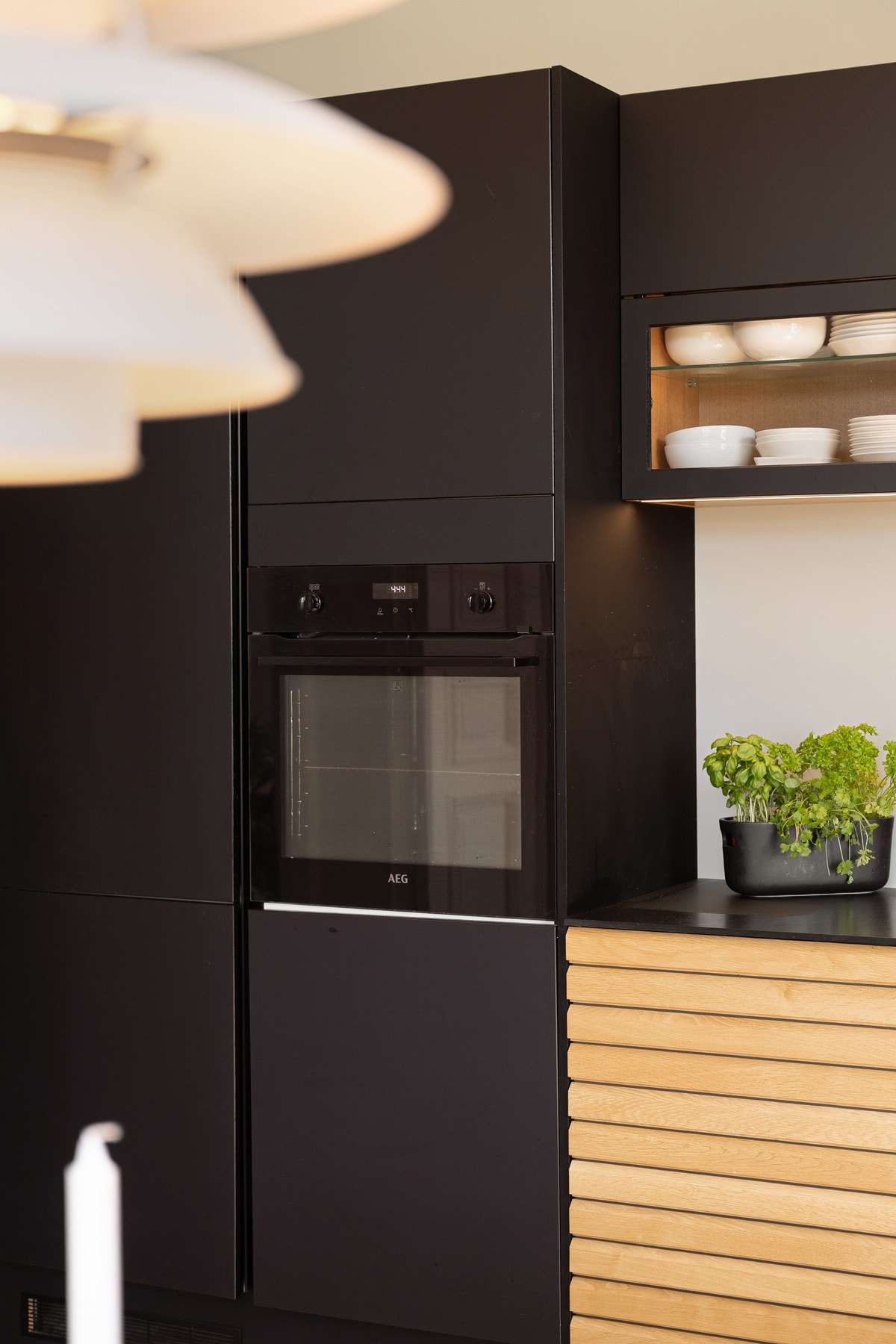 Integrert platetopp, stekeovn i arbeidsvennlig høyde, oppvaskmaskin og kjøl/frys. (alle hvitevarer fra 2020). Galleribilde