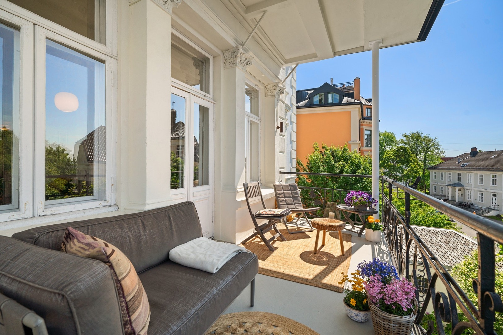 Solrik balkong på ca. 10 kvm. Galleribilde