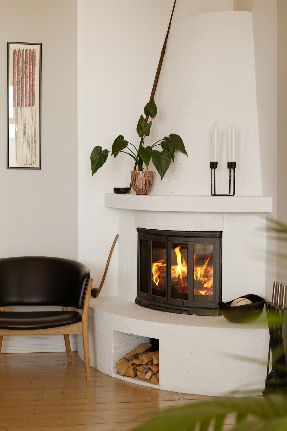 Hjørnepeis med glassfelt og praktisk oppbevaring til f.eks. vedkubber. Galleribilde