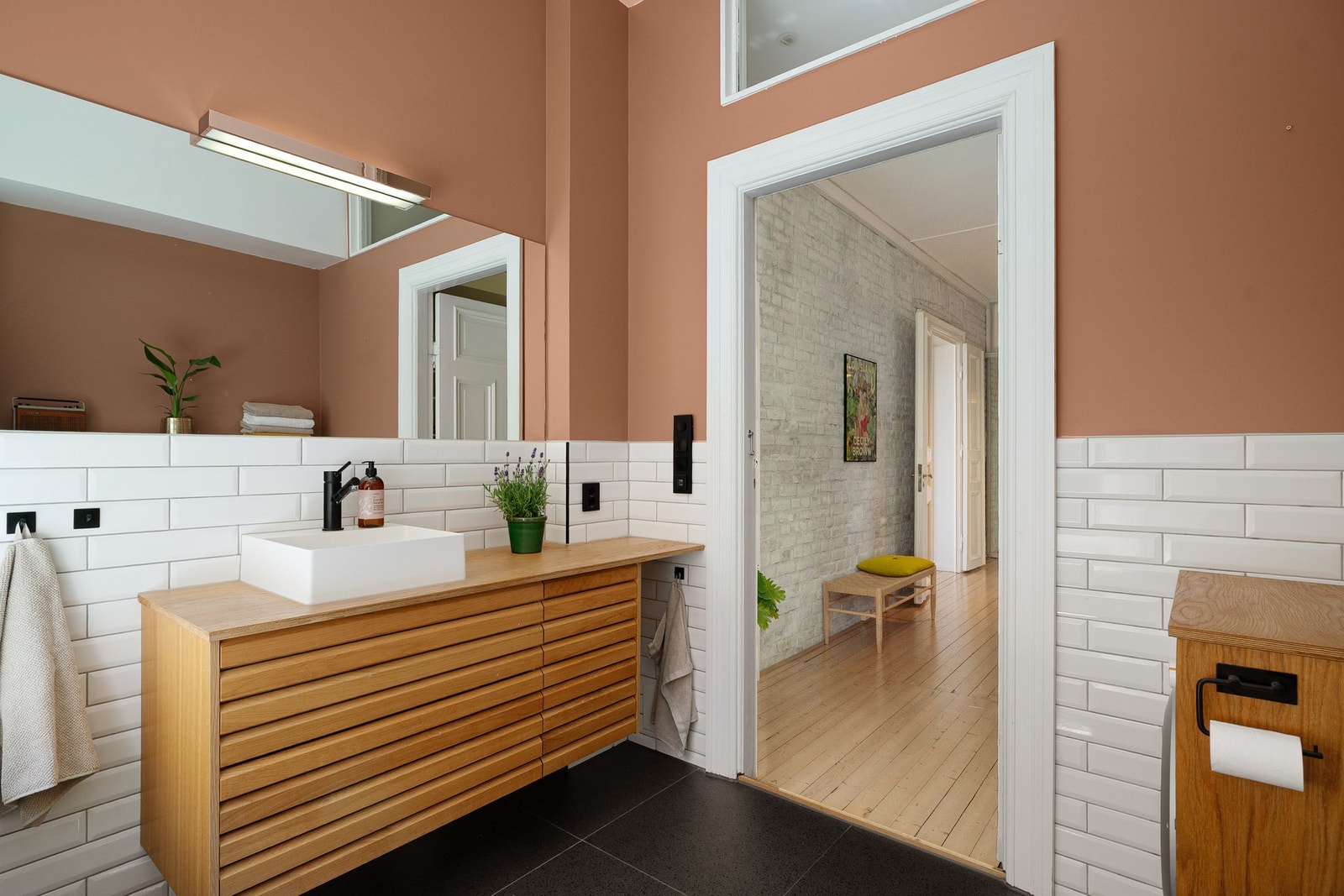 Det er egen varmtvannsbereder i fellesrom i kjelleren i bygget. Galleribilde