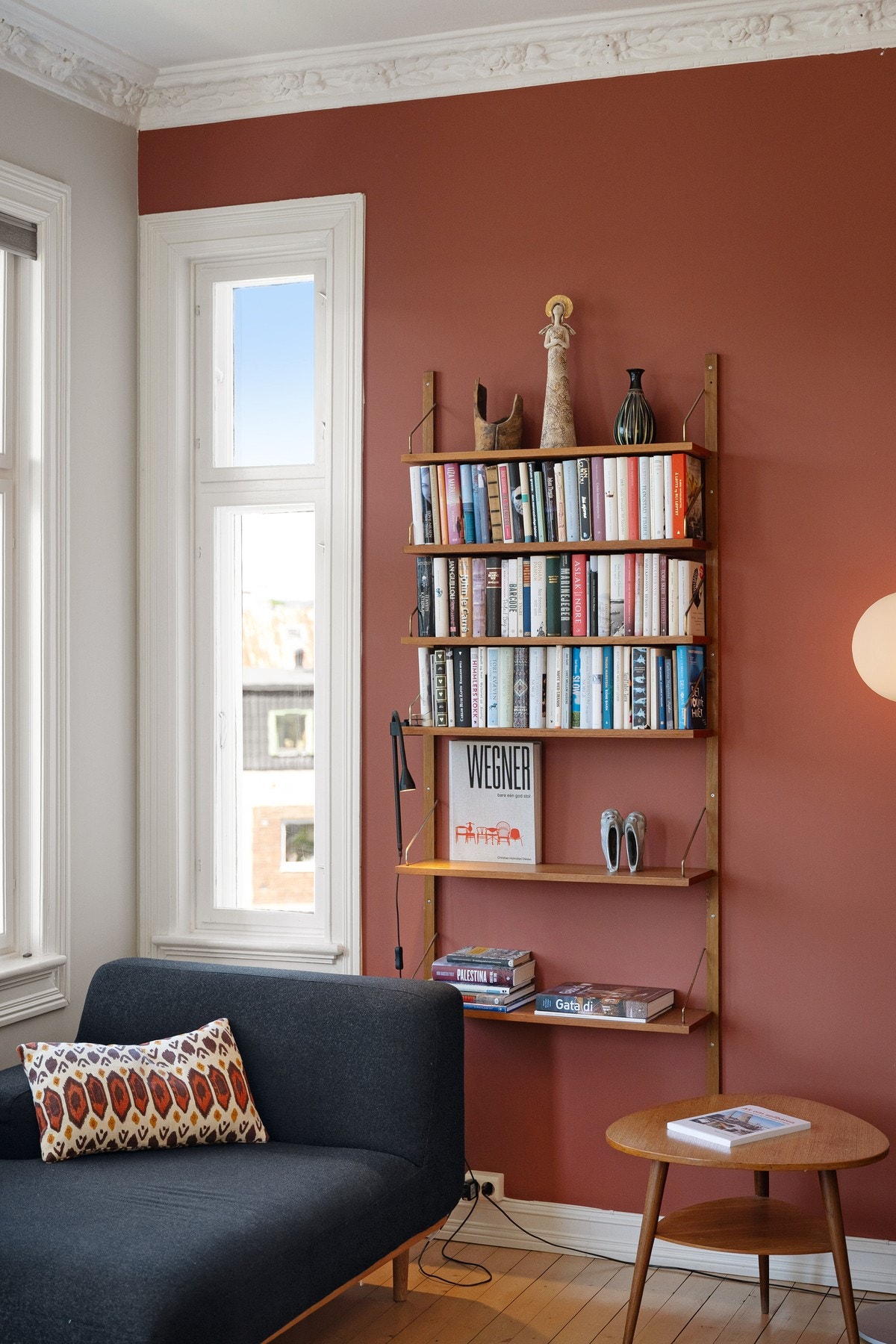 Boligen har en lun og moderne fargepalett. Galleribilde