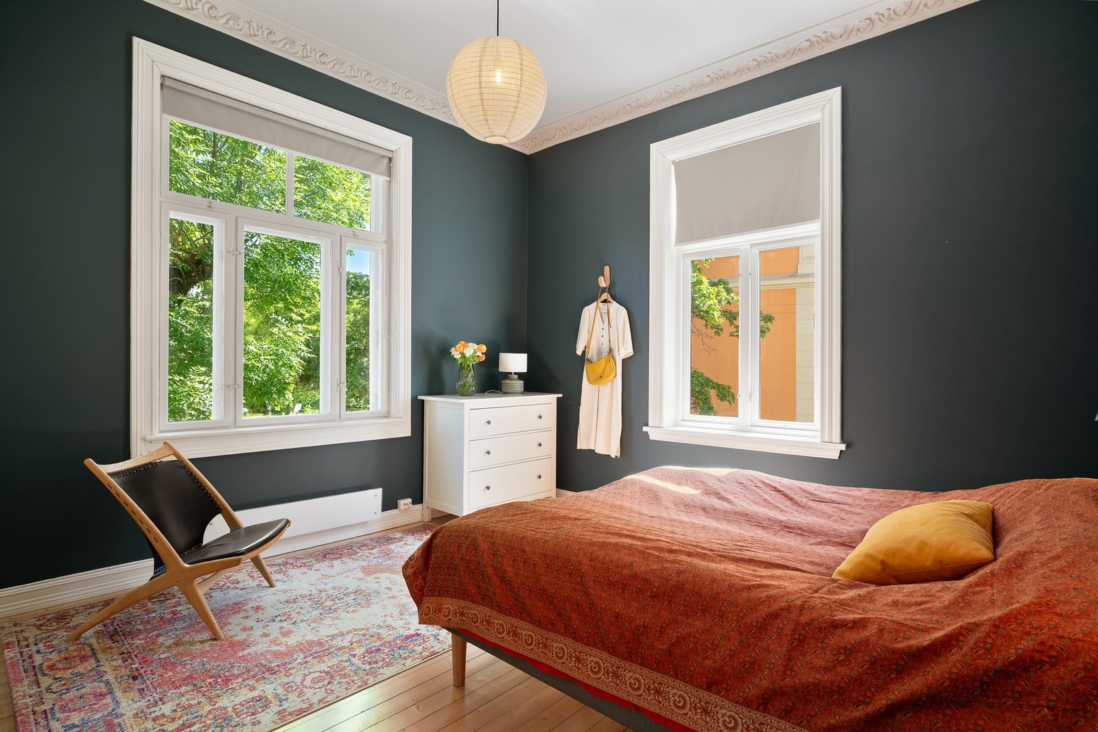 Stort og romslig hjørnesoverom med god plass til stor dobbeltseng og tilhørende nattbord. Store klassiske vindusflater fra to himmelretninger gir gode lysforhold. Galleribilde