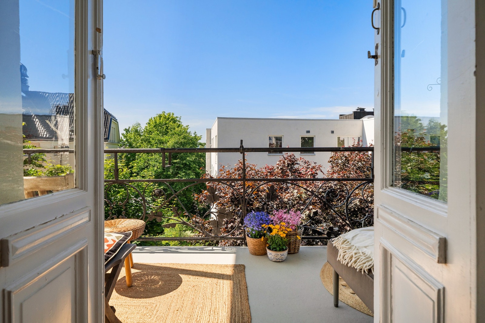 Fra stuen er det utgang via to-fløyet dør til stor solrik balkong. Galleribilde