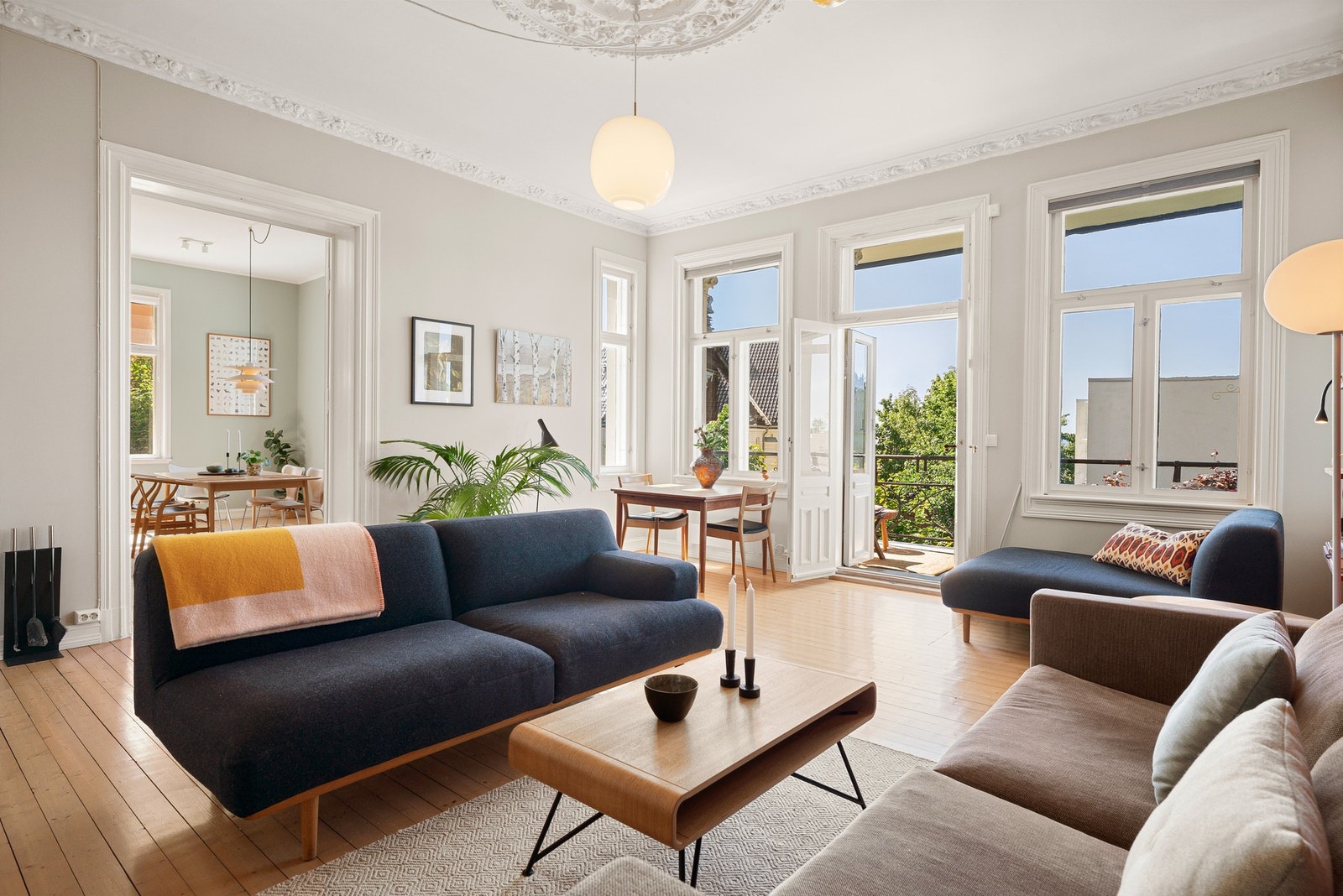 Dette er en stor og lys endeleilighet i klassisk bygård. Galleribilde