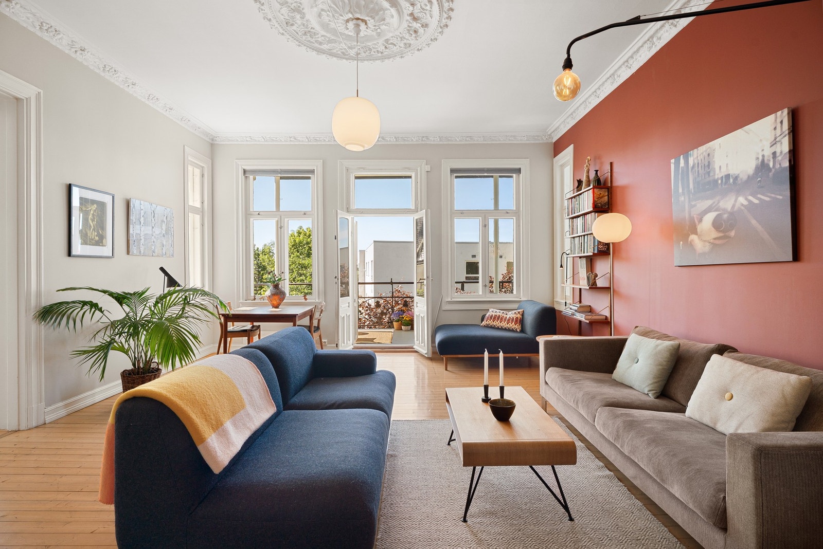 Store klassiske vindusflater, rosetter, stukkatur og heltre furugulv. Galleribilde