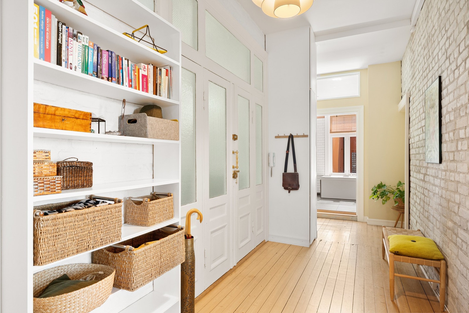 Boligen har en romslig entré/hall med gode oppbevaringsmuligheter. Galleribilde