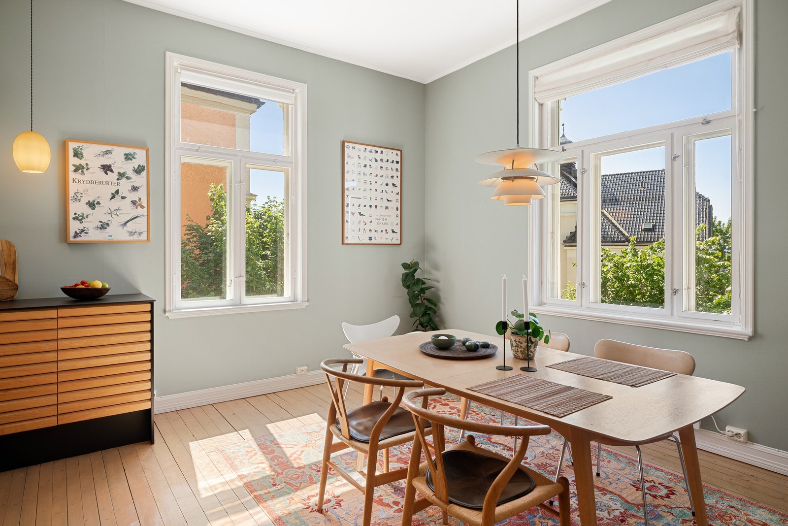 Kjøkken med gode lysforhold fra to himmelretninger. Galleribilde