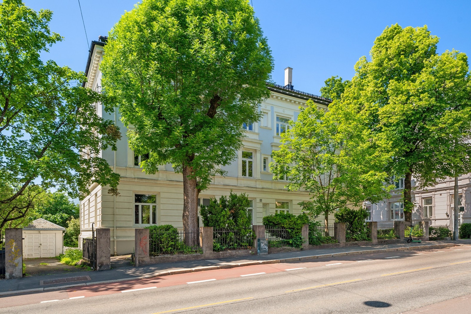 Bygård beliggende i stille nabolag på Bolteløkka/Adamstuen. Galleribilde