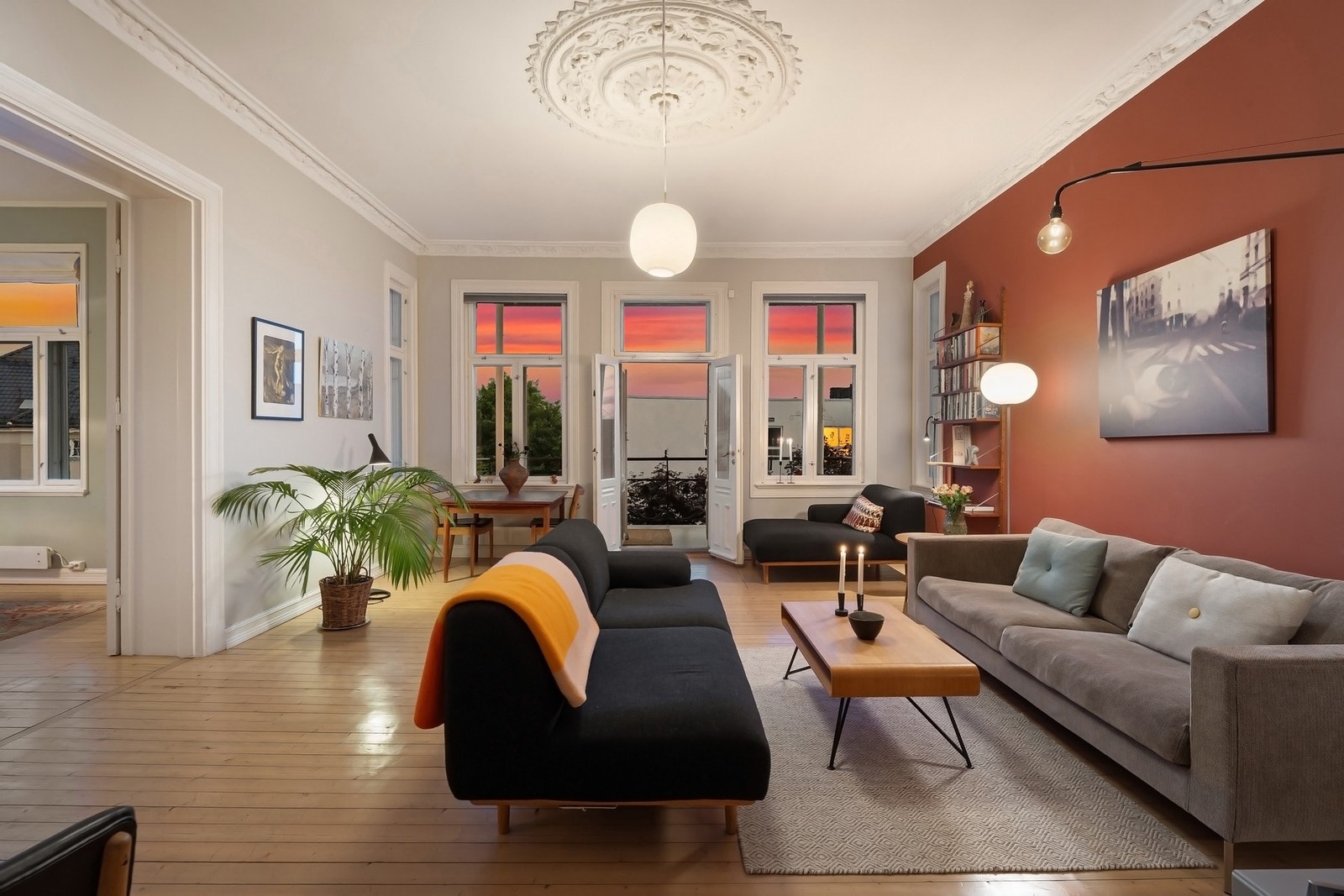 Stuen er romslig og med god plass til flere møbleringsløsninger. Galleribilde