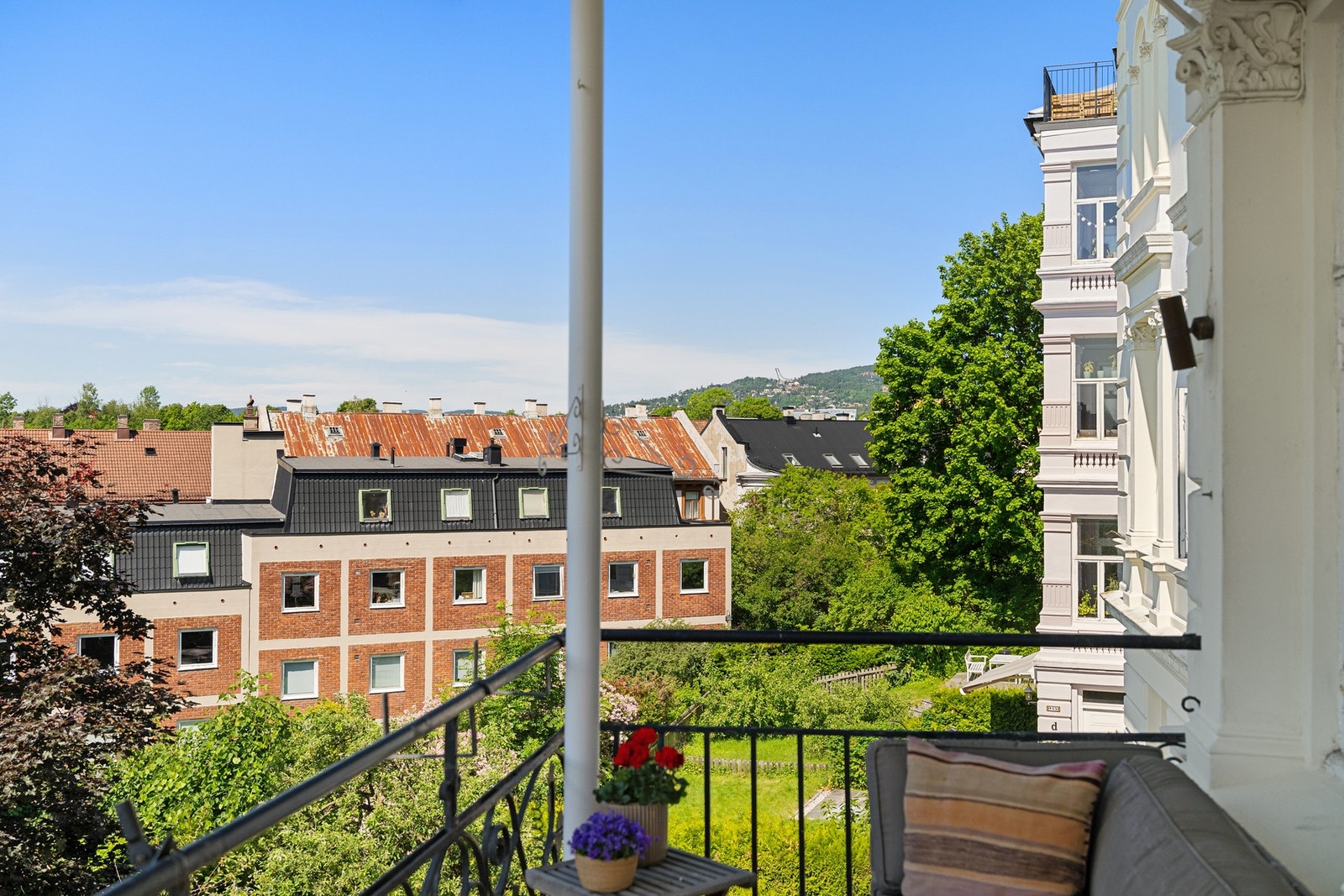 Balkongen vender mot stille nabolag. Galleribilde