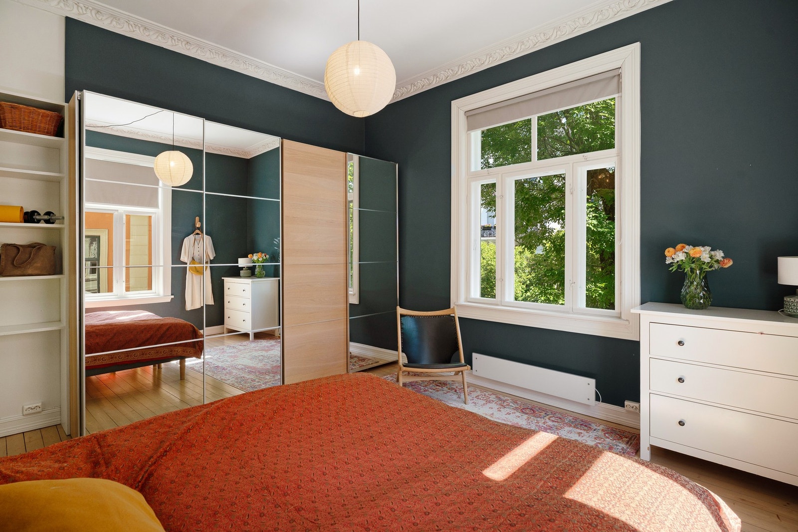 God plass til oppbevaring i 2 store skyvedørsgarderober med speilfronter. Galleribilde