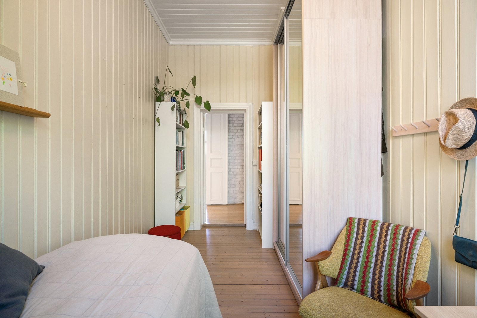 Godt med oppbevaringsmuligheter også på dette soverommet. Galleribilde