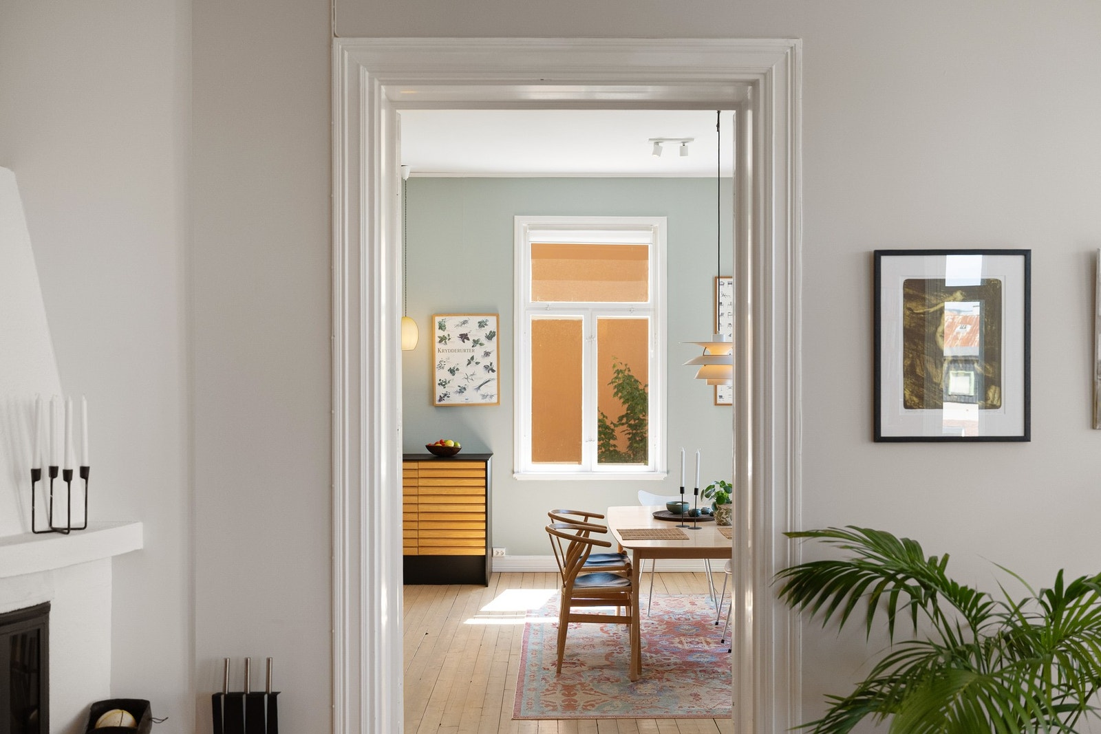 Gjennomgående bruk av slipt heltre furugulv, malte slette flater og generøs takhøyde med malte flater. Galleribilde