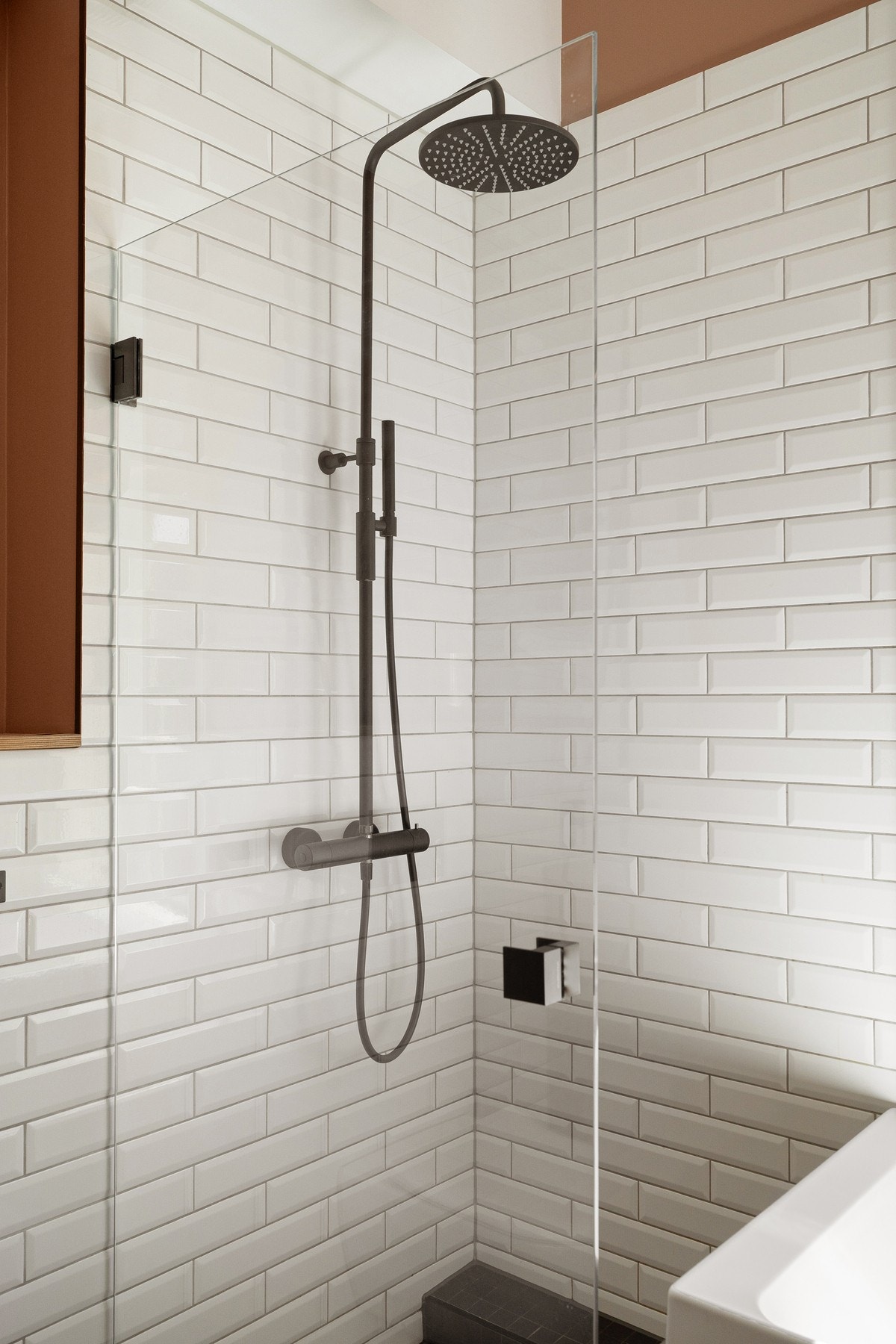 Dusjhjørne med regnfallsdusj og hånddusj. Galleribilde