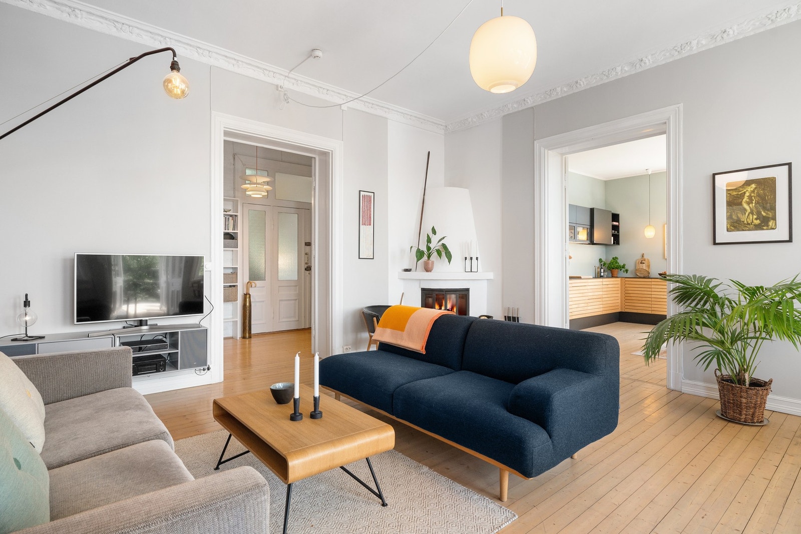 Boligen har en hyggelig hjørnepeis som gir godt med varme på kalde dager. Galleribilde