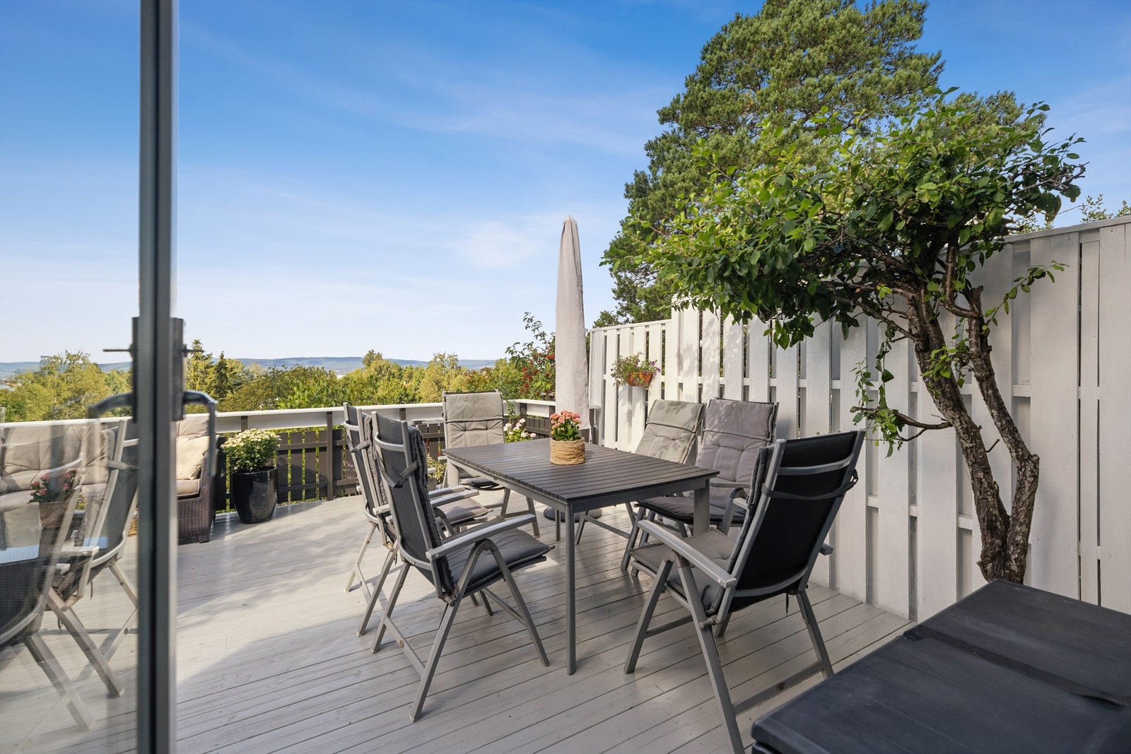 Utsikt ut mot Oslofjorden - Vestvendt terrasse gir deg både ettermiddagssolen og kveldssolen! Galleribilde