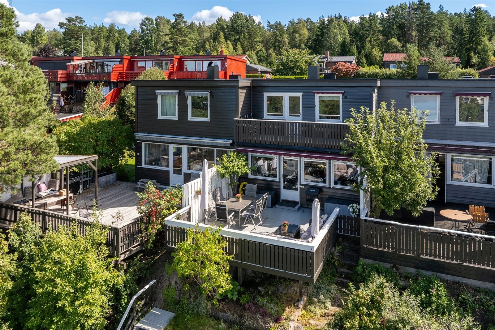 Påbygget, pent rekkehus med flott fjordutsikt og solrike uteområder. Beliggende i særdeles barnevennlig og populært område. Galleribilde