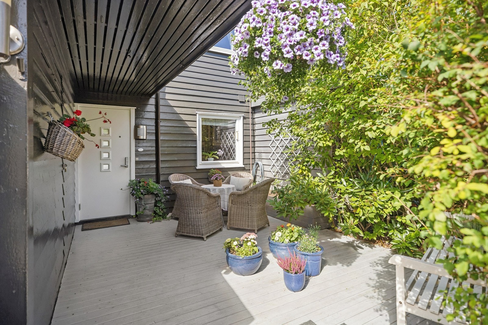 Delvis overbebygget terrasse - perfekt skjermet sted å nyte morgenkaffen. Galleribilde