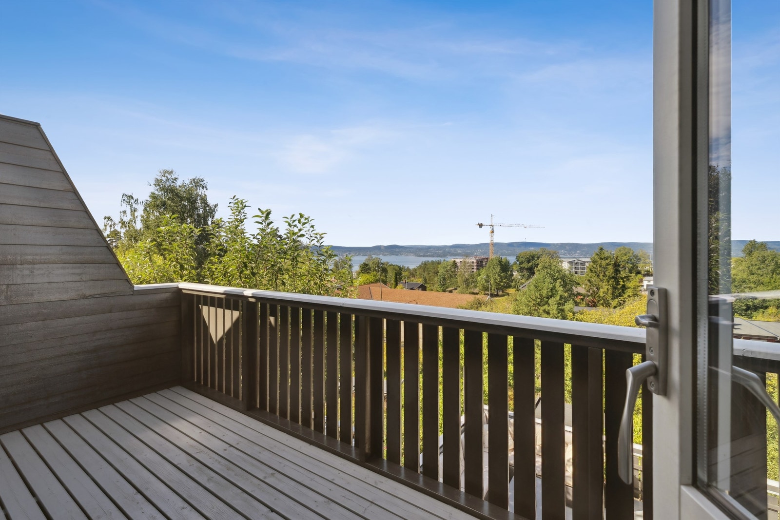 Solrik og hyggelig terrasse hvor du har god utsikt utover Bjørnemyr, og videre mot Oslofjorden. Galleribilde