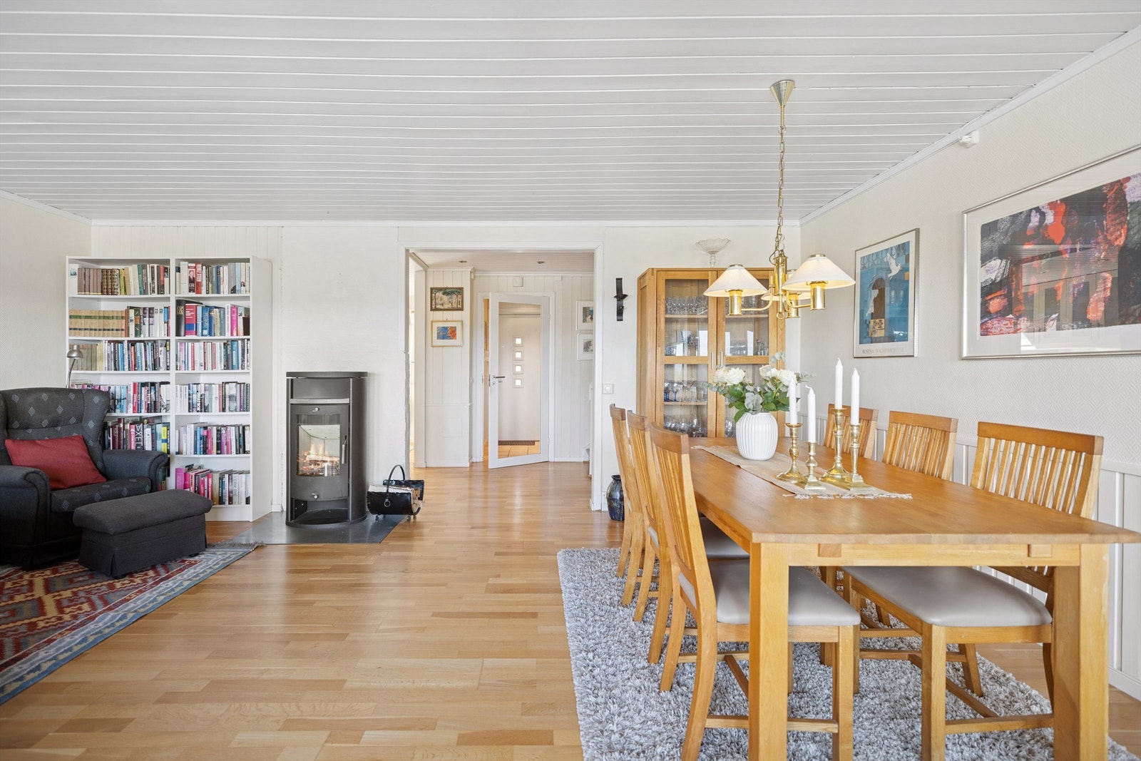 Effektiv planløsning som gjør boligen åpen og innbydende. Galleribilde