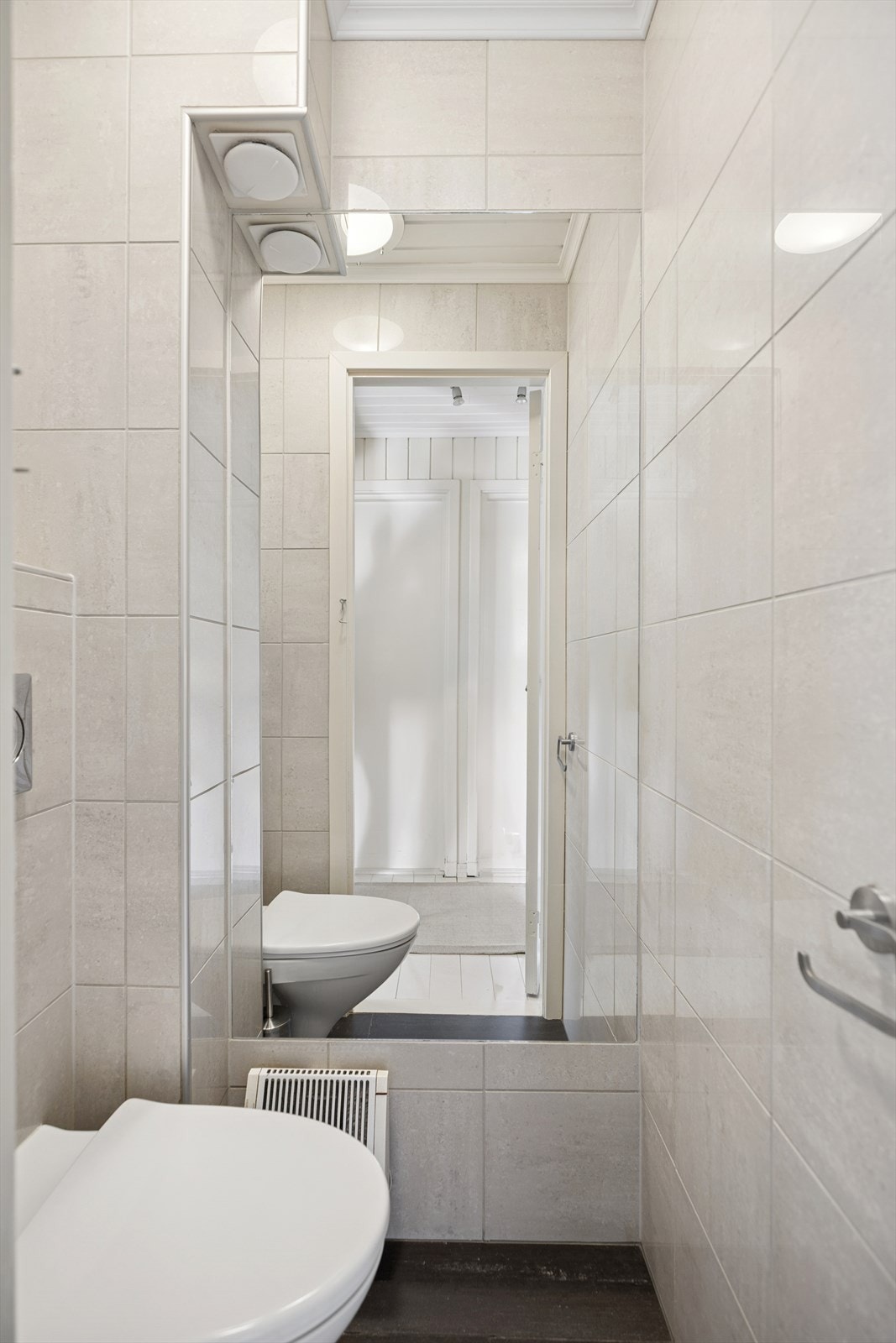 Eget fransk wc-rom med vegghengt toalett og innebygd sisterne. Galleribilde