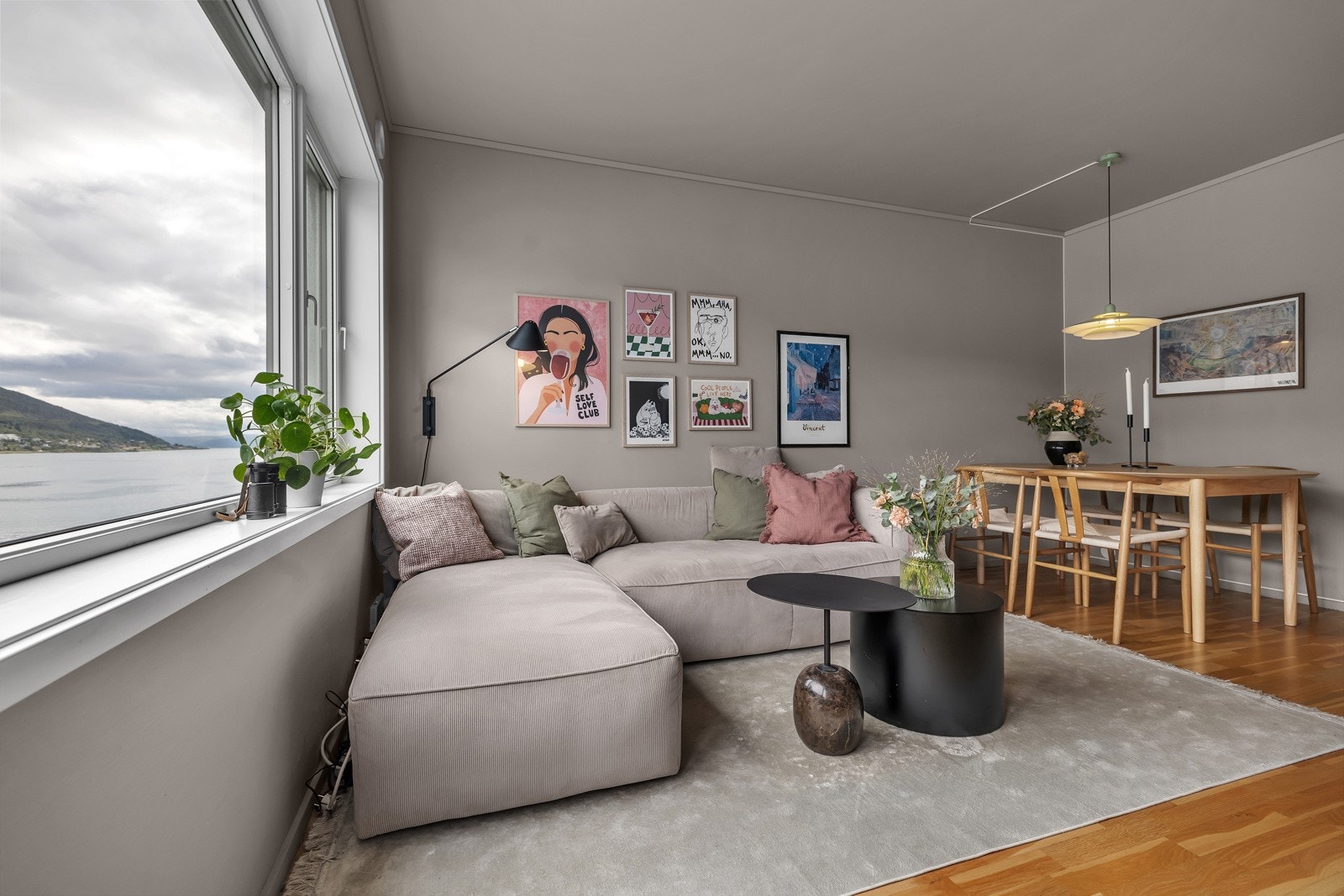 Romslig og tiltalende stue. Galleribilde