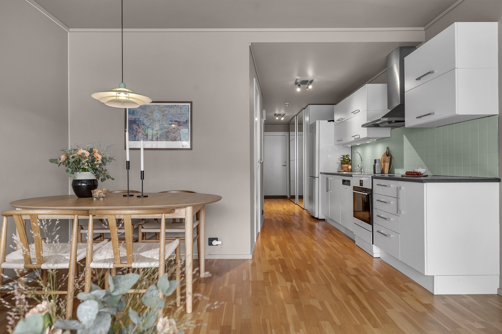 Koselig spisestue rett ved kjøkken. Galleribilde