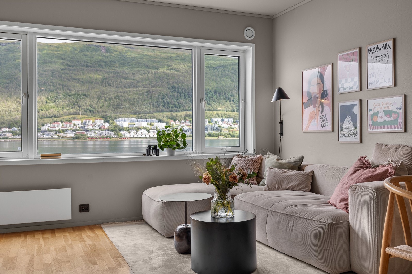 Vil du bo i en nydelig leilighet som går rett ut i havgapet med nydelig utsikt er dette leiligheten for deg! Galleribilde