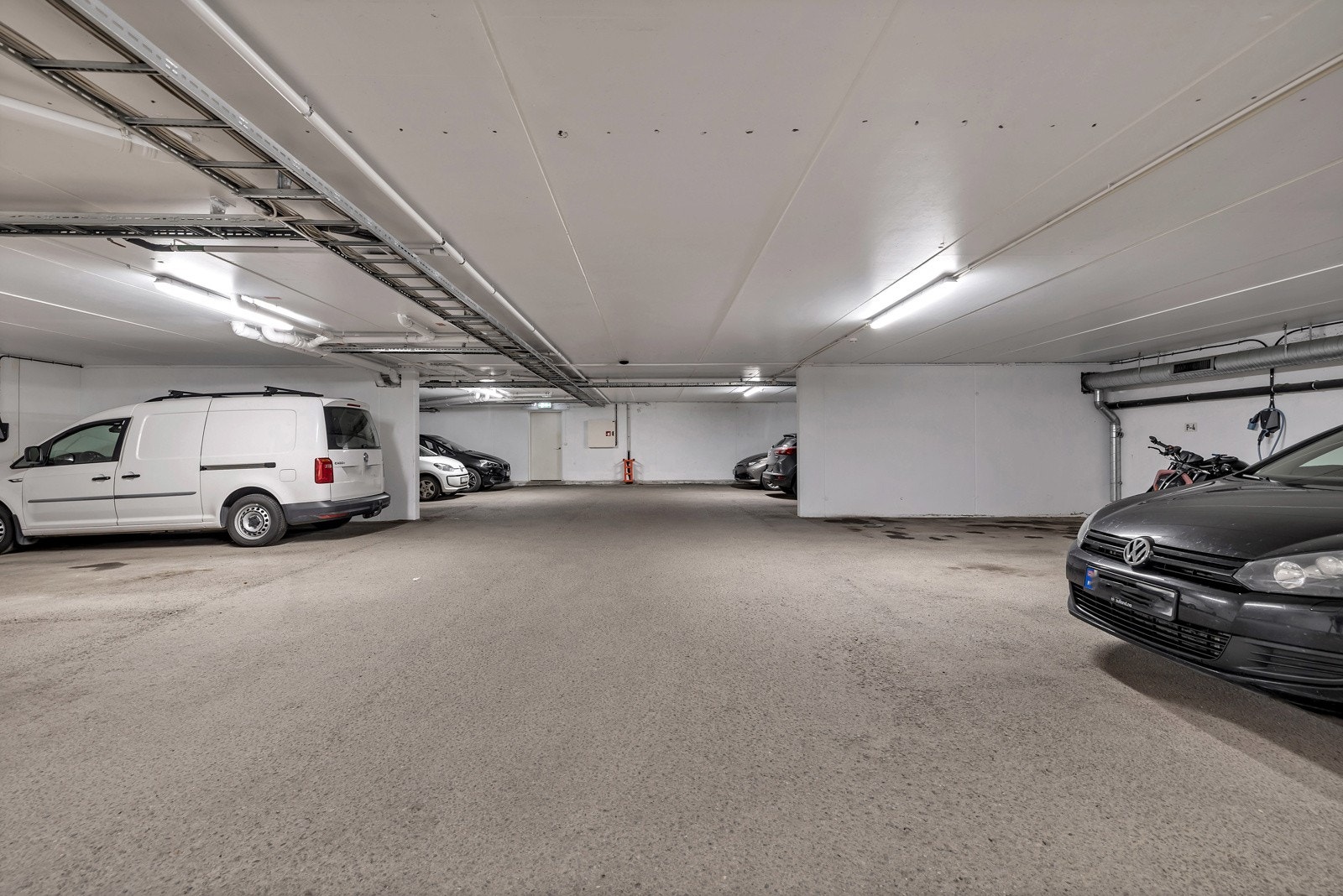 Egen garasjeplass følger også med denne leiligheten. Galleribilde