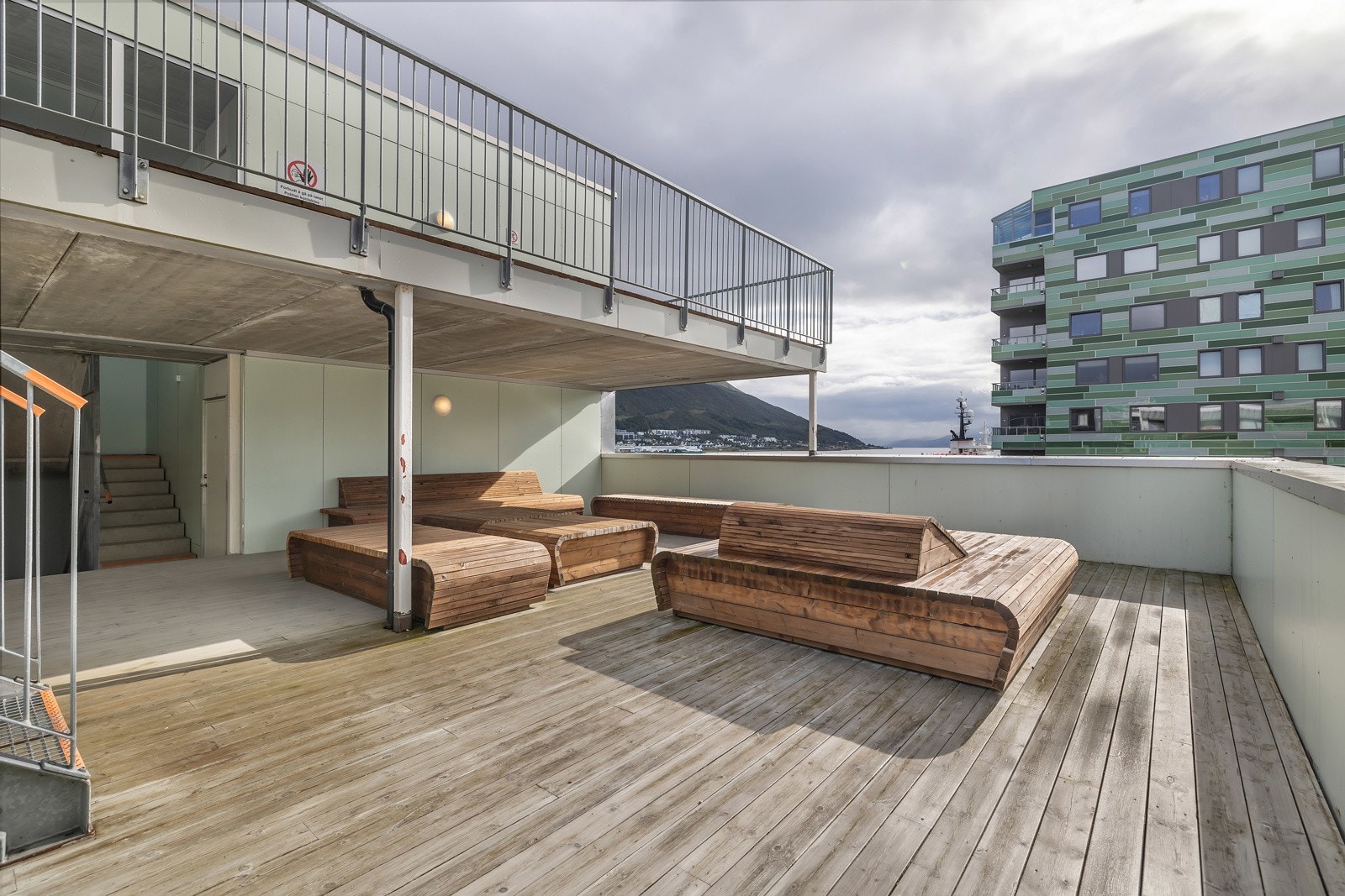 Flott solrik balkong (felles) som kan brukes på varme sommerdager. Galleribilde