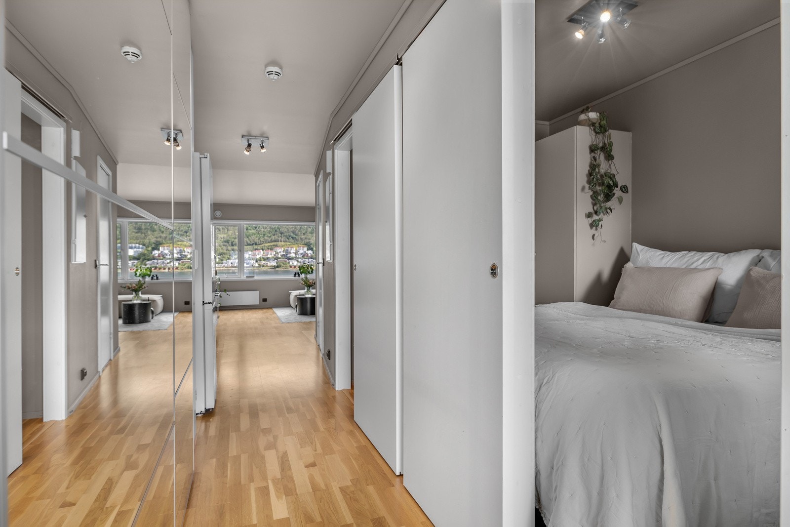 Gang og inngang til soverom. Galleribilde