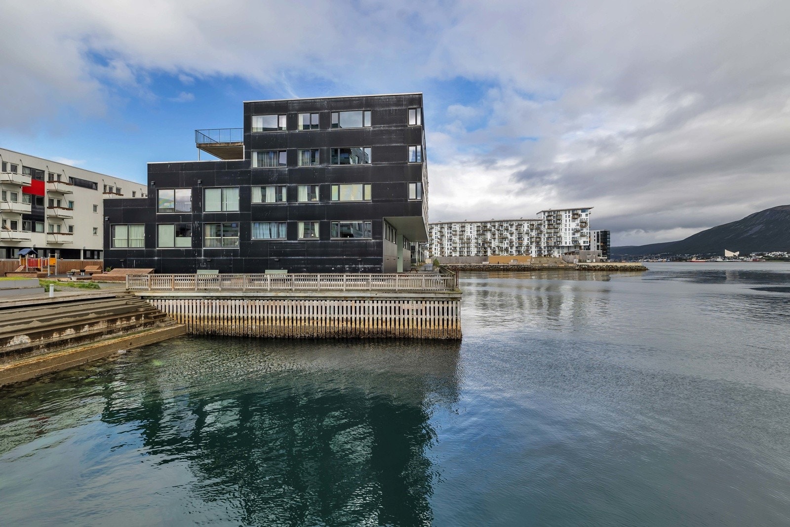 Bygget ligger helt ytterss mot havet - Attraktiv beliggenhet Galleribilde