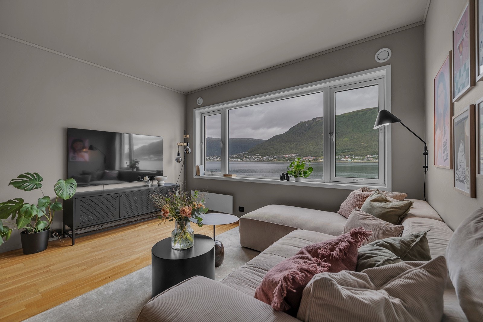 Store vindusflater som gir rikelig med lysinnslipp. Galleribilde