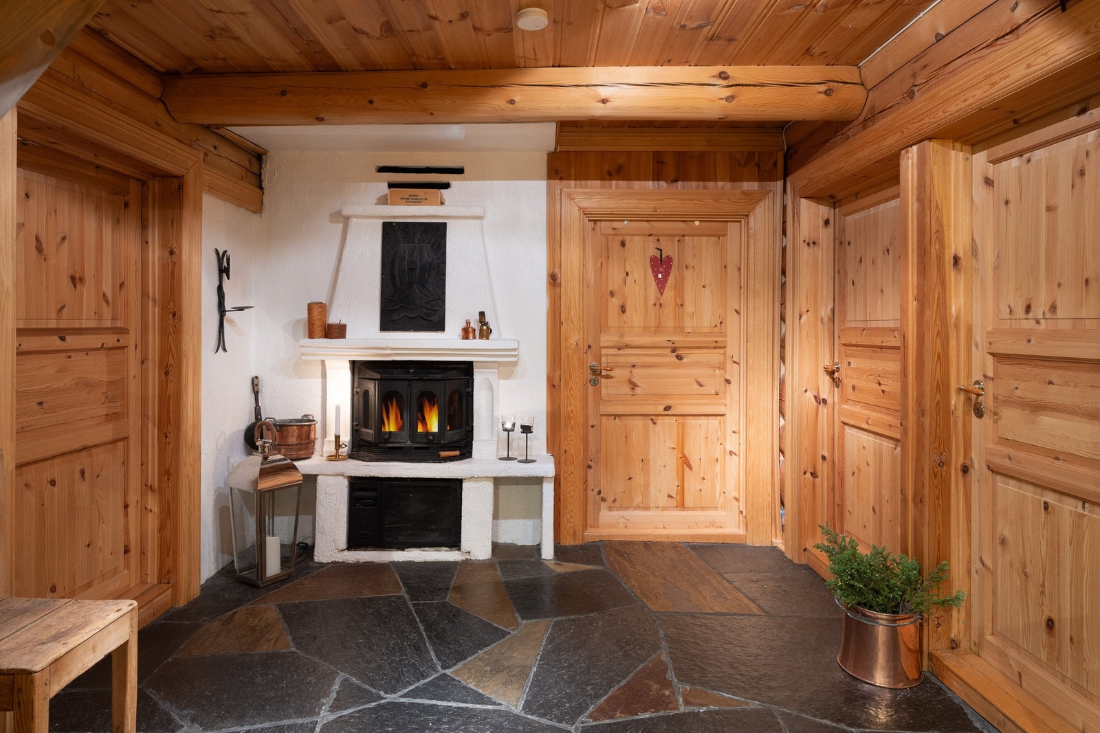 Entré med flislagt gulv og peis Galleribilde