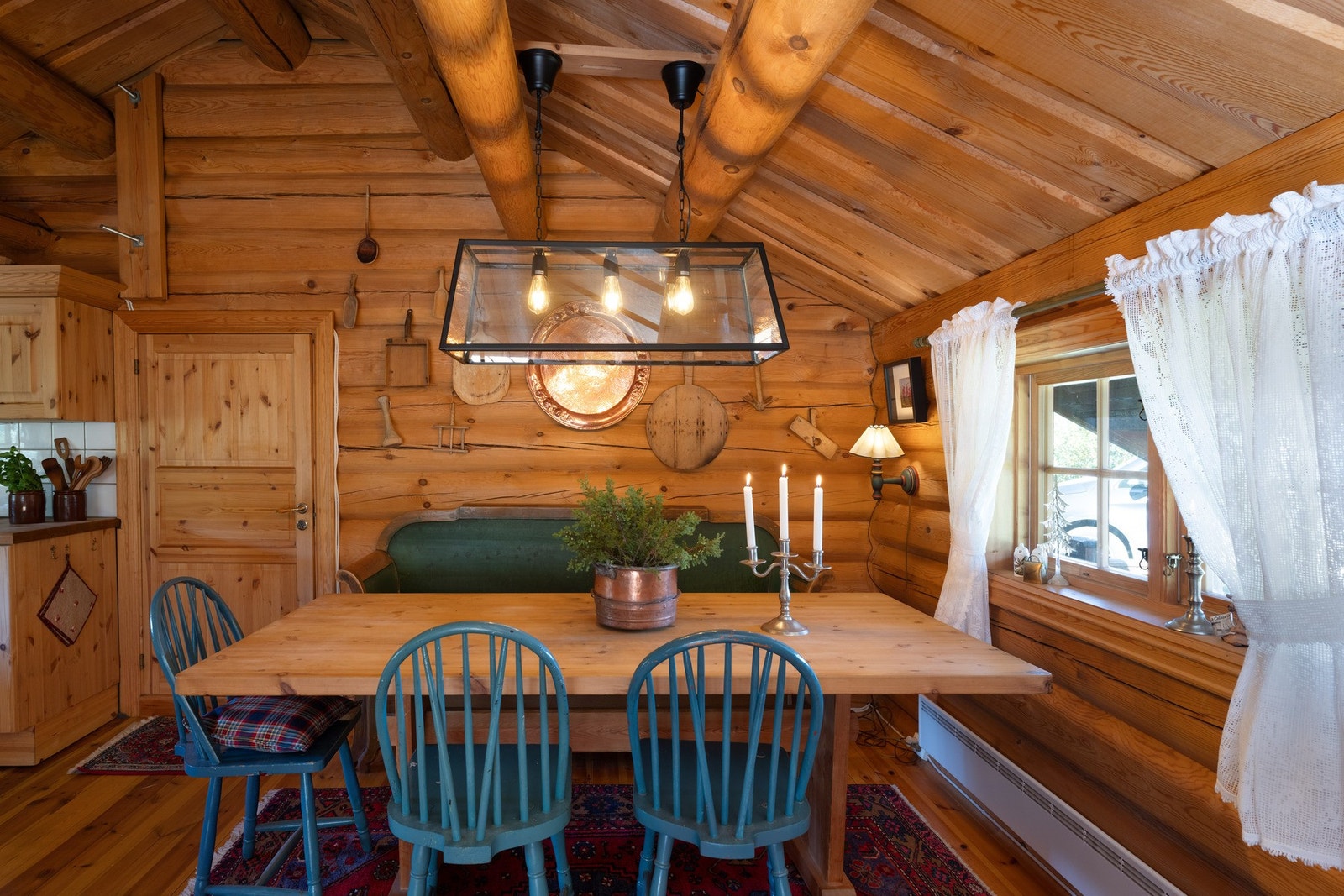 Samle familien til minnerike studer rundt spisebordet Galleribilde