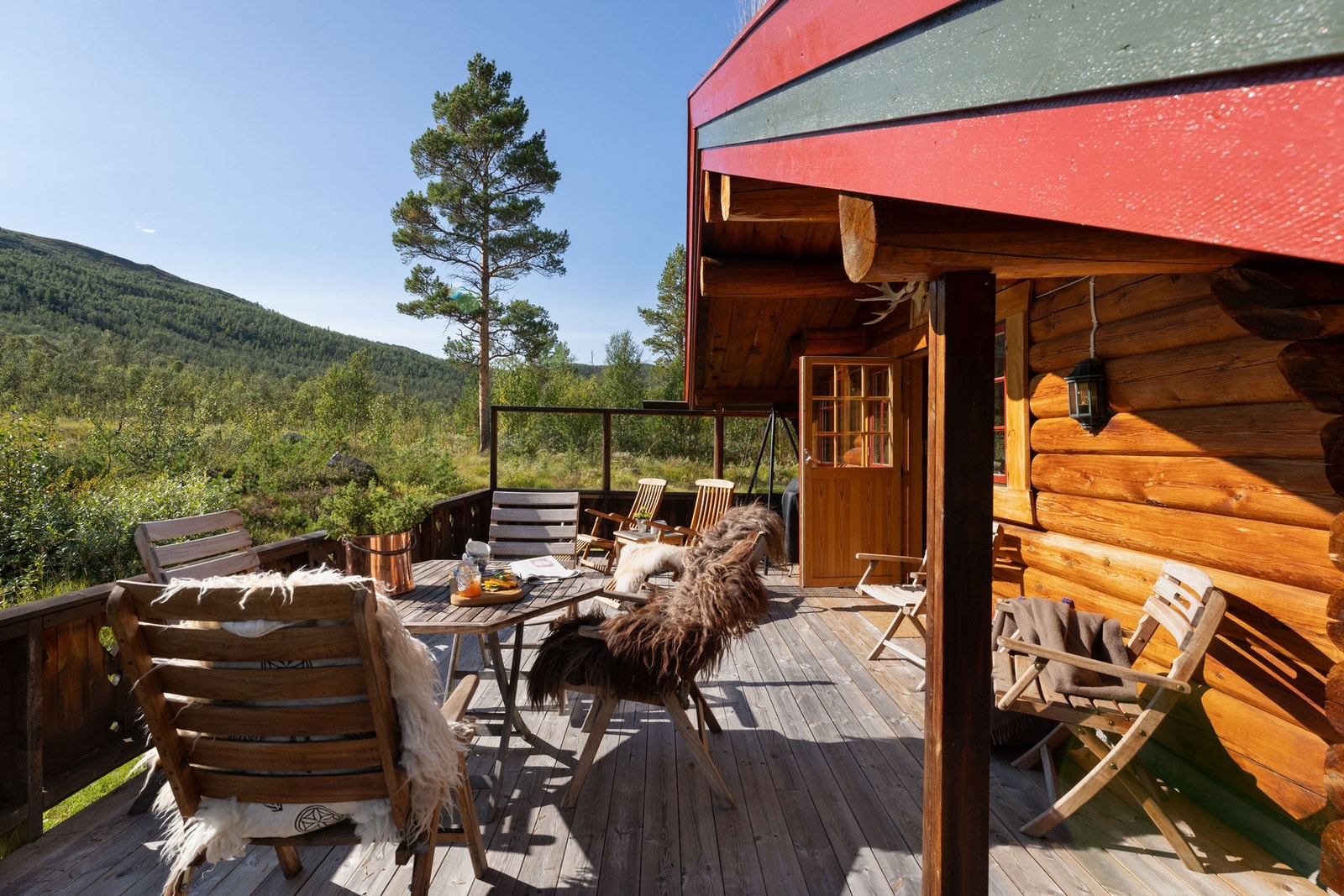 Nyt dagene i solveggen på terrassen Galleribilde