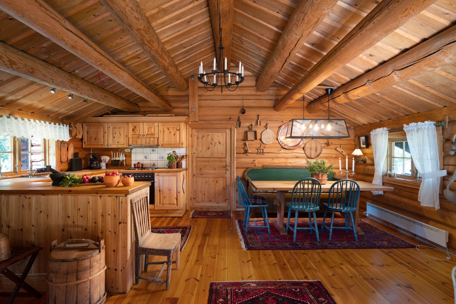 Åpen løsning mellom kjøkken og spisestue gjør det enkelt å kokkelere i godt selskap Galleribilde