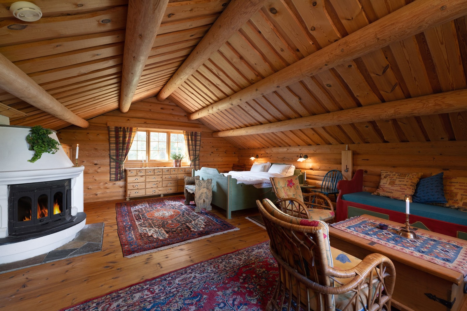 Hyttens andre etasje har soverom/stue med peis som varmer godt på kalde vinterdager Galleribilde