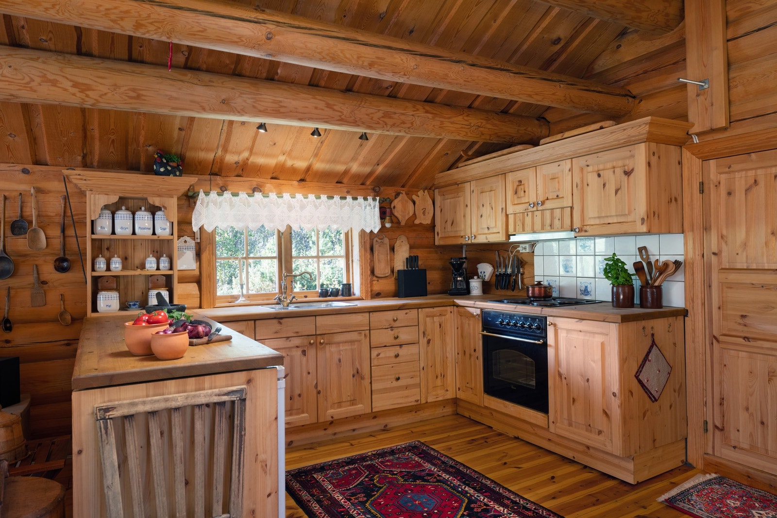 Lekkert kjøkken i furu med alt du trenger for å trylle frem de deiligste retter Galleribilde