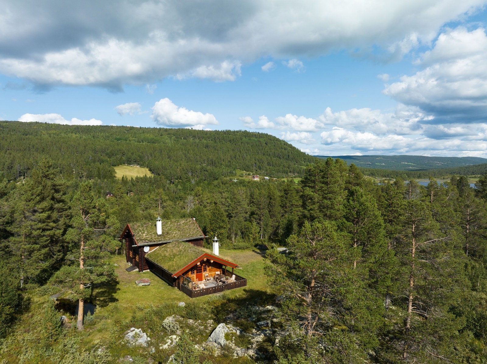 Beliggende i vakre Skurdalen, tett på naturen Galleribilde