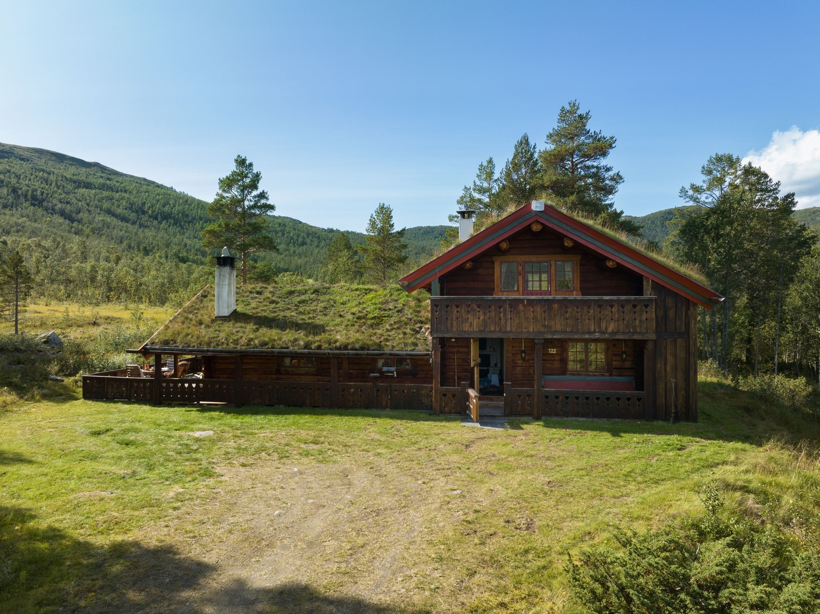 Utenfor hytten har man god plass til parkering Galleribilde