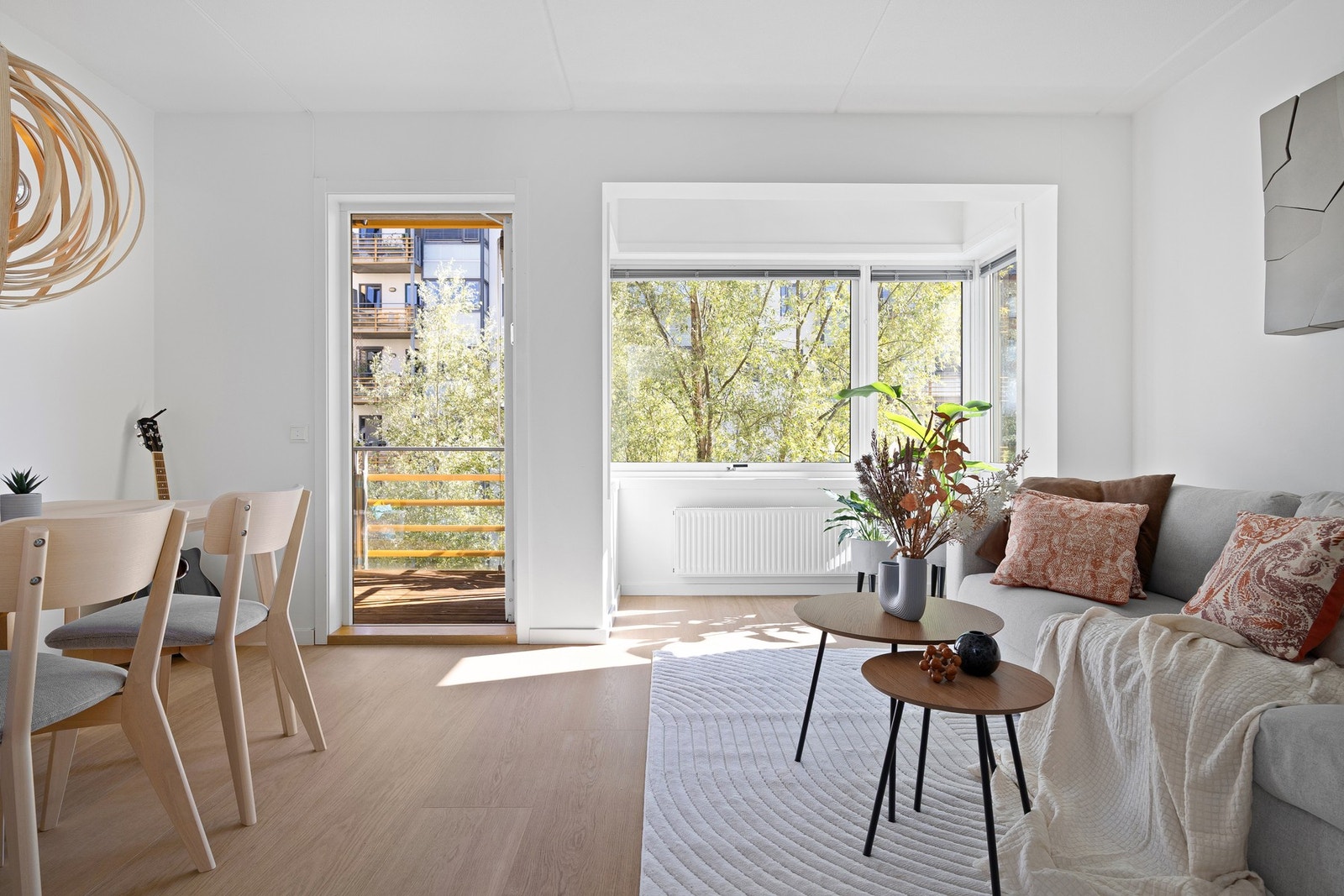 Romslig stue med god plass til både sofagruppe med tilhørende mediemøblement og spisebordsgruppe. Galleribilde