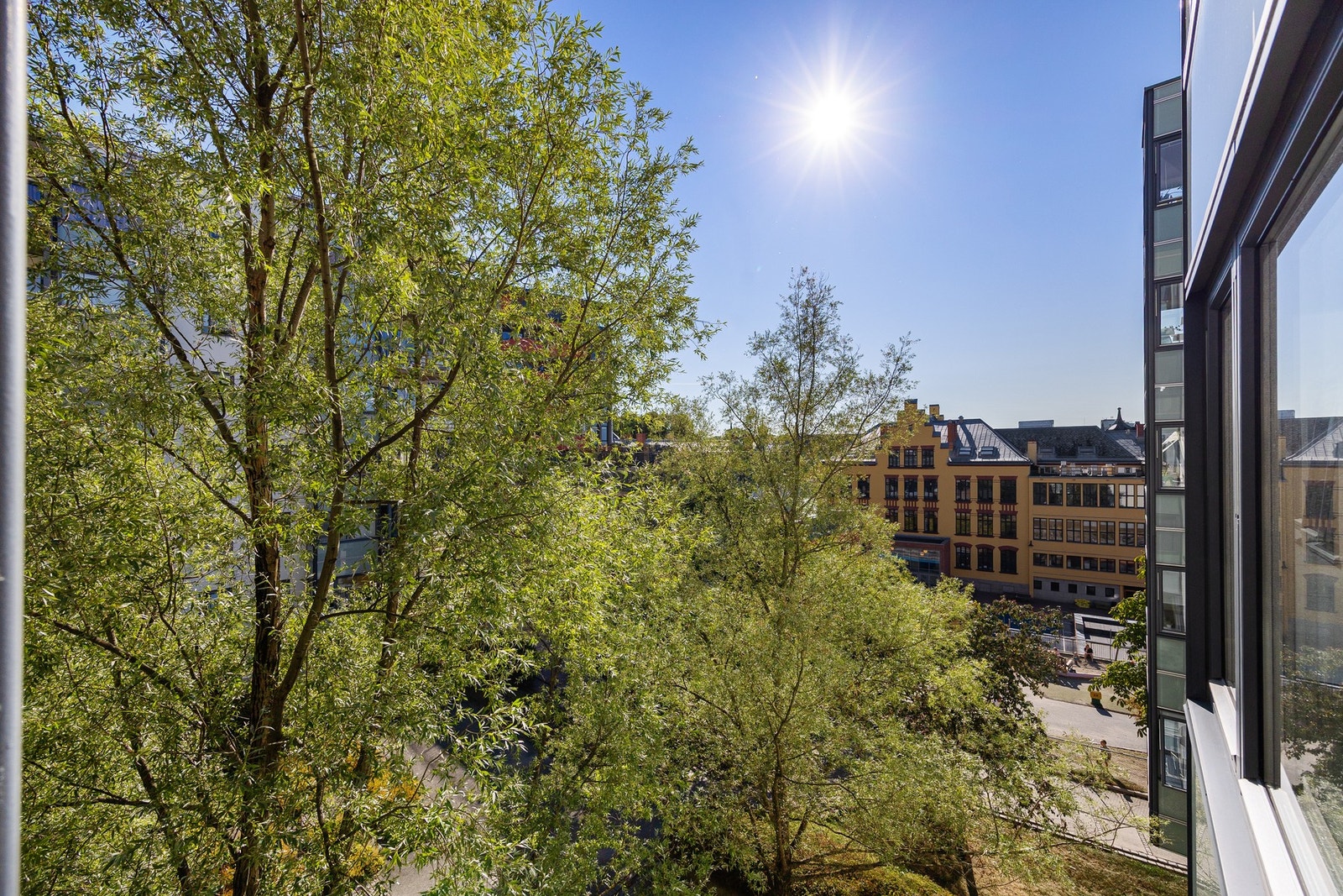 Balkongen vender mot indre gårdsrom/atrium. Galleribilde