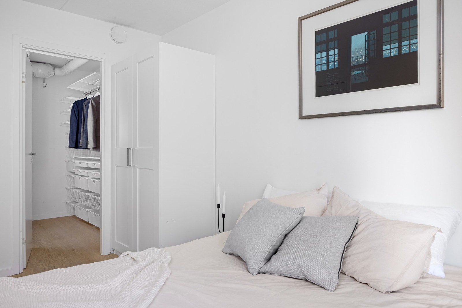 Fra hovedsoverommet er det direkte adkomst til praktisk walk-in-closet/bod. Det er mulighet å leie ekstra ekstern bod for ekstra lagringsplass etter ledighet (selger har gjort dette). Galleribilde