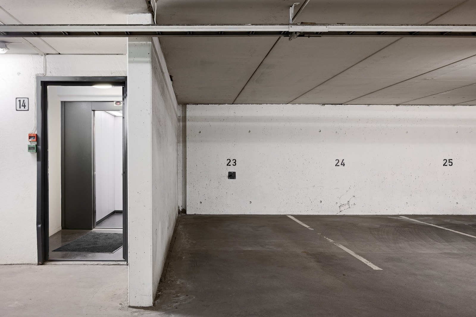 Med boligen følger garasjeplassen merket med nr.23, rett ved siden av heisen. Det er mulighet til å sette opp elbillader. Galleribilde